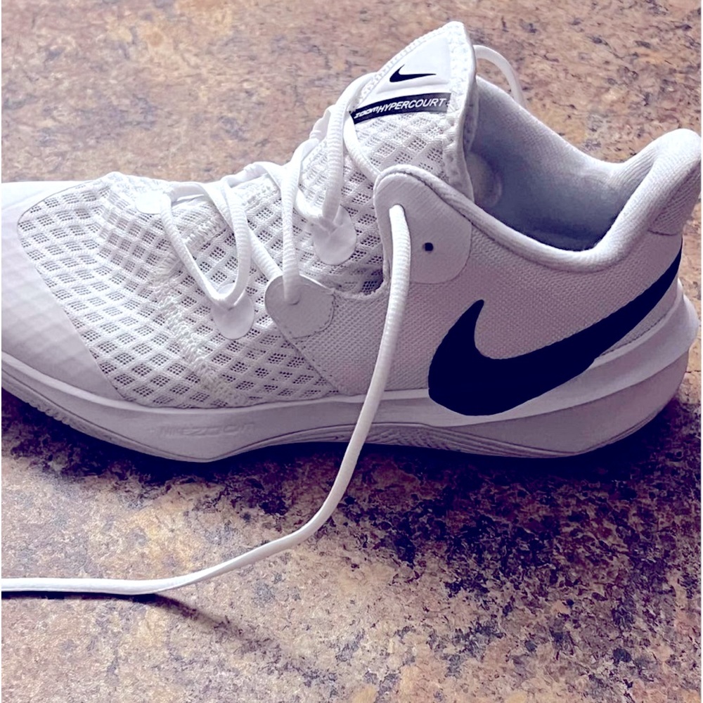 Never worn, runs small, fit like size 10/10.5.  Good 4 VB, BB or every day wear